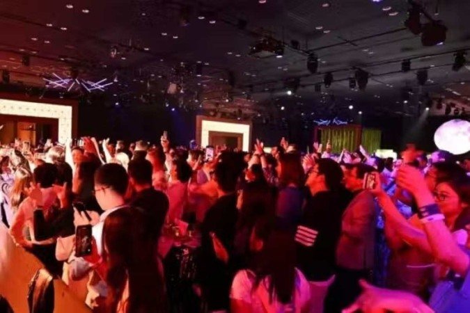 Foram 3 dias de comemoração, do dia 27 ao dia 29 de outubro. As festas com apresentações de Maroon 5, Calvin Harris, Coldplay, e a viagem ao resort da Disney Tóquio, fizeram a alegria dos empregados - (crédito: Reprodução/Citadel) Foram 3 dias de comemoração, do dia 27 ao dia 29 de outubro. As festas com apresentações de Maroon 5, Calvin Harris, Coldplay, e a viagem ao resort da Disney Tóquio, fizeram a alegria dos empregados - (crédito: Reprodução/Citadel)
