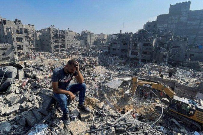 As consequências de um ataque ao campo de refugiados de Jabalia, em Gaza, no início desta semana - (crédito: Reuters) As consequências de um ataque ao campo de refugiados de Jabalia, em Gaza, no início desta semana - (crédito: Reuters)