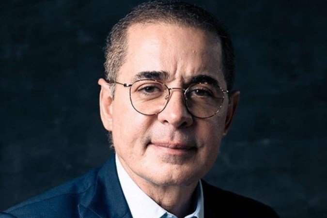 Paulo Vieira, homem branco, de óculos e terno.