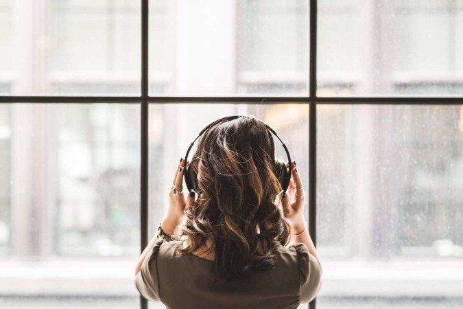 mulher ouvindo música olhando para fora - (crédito: StockSnap/Unsplash) mulher ouvindo música olhando para fora - (crédito: StockSnap/Unsplash)