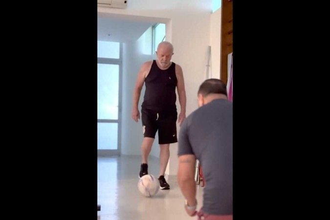 Lula apareceu chutando bola, fazendo esteira e musculação -  (crédito: Reprodução/X/@lulaoficial)