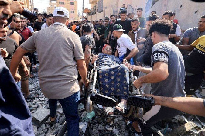 Uma mulher palestina é levantada em sua cadeira de rodas após um ataque aéreo israelense contra Khan Yunis, no sul da Faixa de Gaza, em 3 de novembro de 2023 - (crédito: MAHMUD HAMS / AFP) Uma mulher palestina é levantada em sua cadeira de rodas após um ataque aéreo israelense contra Khan Yunis, no sul da Faixa de Gaza, em 3 de novembro de 2023 - (crédito: MAHMUD HAMS / AFP)