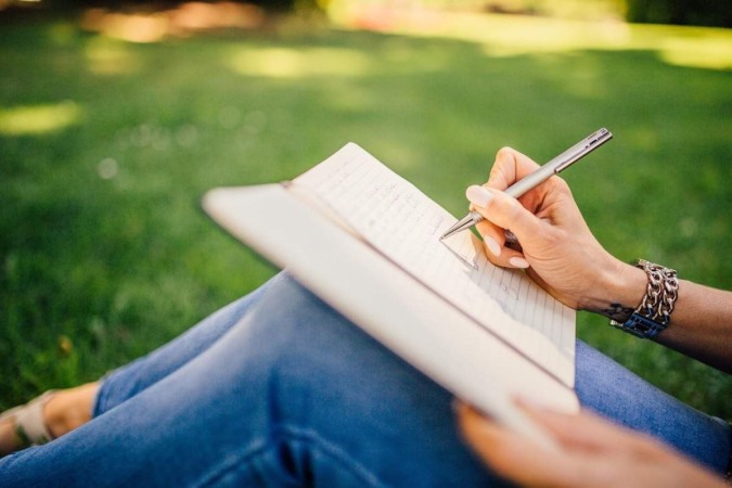 pessoa escrevendo em caderno -  (crédito: StockSnap/Pixabay)