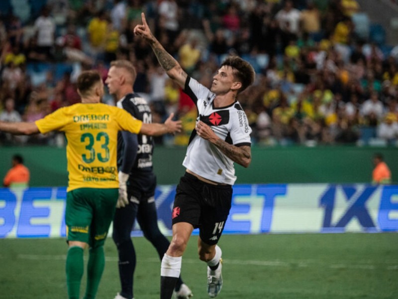 Orellano desencanta com gol inédito e dá esperanças ao Vasco