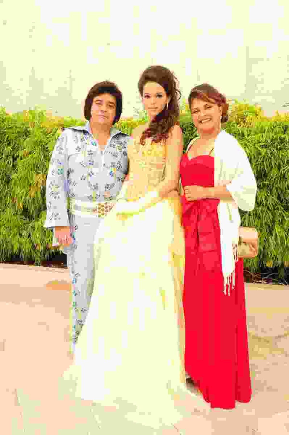  Bob Falcão (Sandro Christopher), Belezinha (Bruna Marquezine) e Íntima (Elizangela) na novela Aquele Beijo