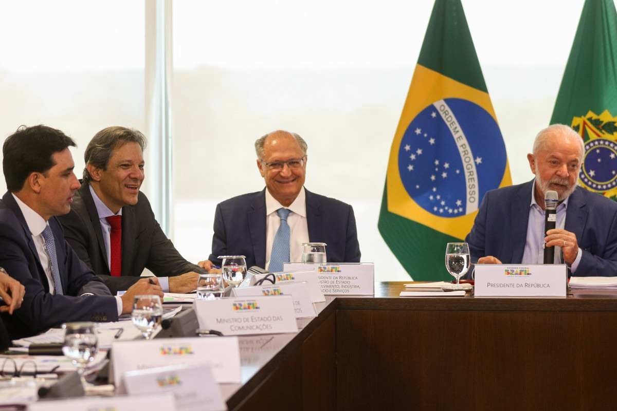 Diante de Haddad, Lula manda ministros gastarem todos os recursos em obras