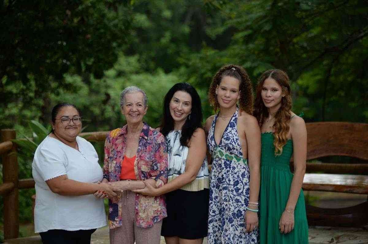 Marina Gagliardi, sua mãe Marilene e as filhas gêmeas Júlia e Juliana e a cuidadora Nilda 