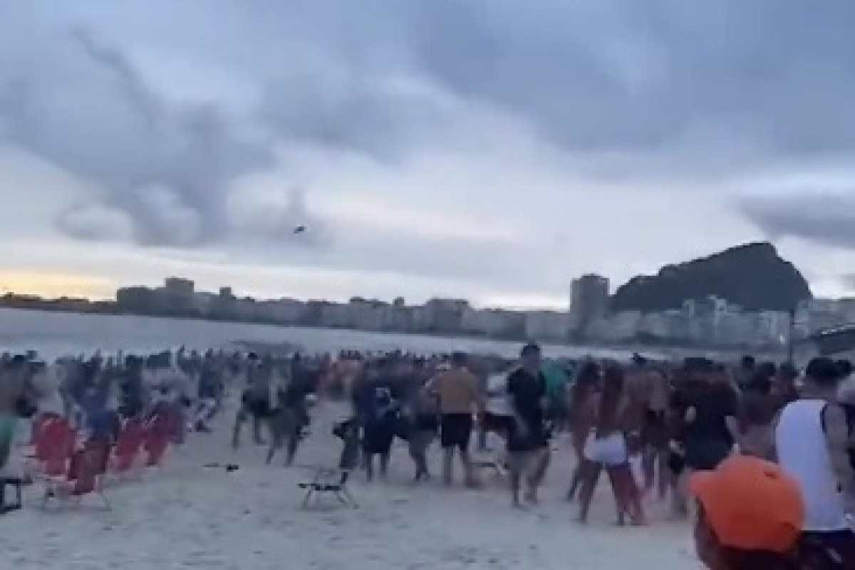 Boca x Fluminense: torcedores brigam na praia de Copacabana; veja vídeo