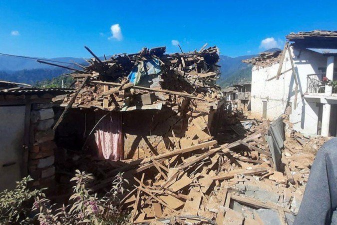 Médico examina raios-x de uma vÃtima do terremoto no Hospital Bheri em Nepalgunj, no Nepal - (crédito: AFP) Médico examina raios-x de uma vÃtima do terremoto no Hospital Bheri em Nepalgunj, no Nepal - (crédito: AFP)