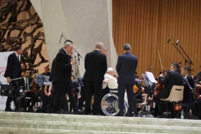  Papa cumprimenta a orquestra cidadã hoje no Vaticano
