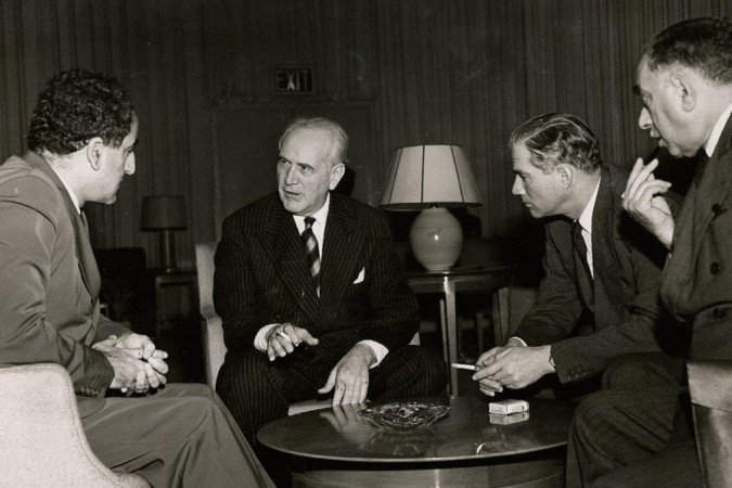  Oswaldo Aranha eu reunião com autoridades internacionais na ONU, em 1947 -  (crédito: Arquivo Nacional )