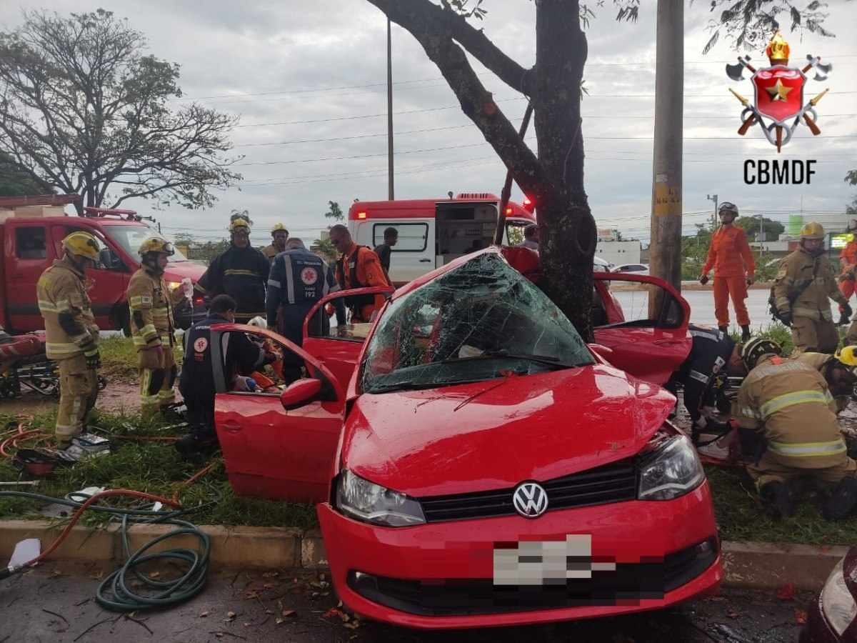 Colisão de carro com árvore deixa uma pessoa morta no Jardim Botânico