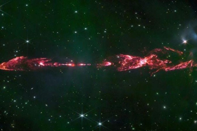 À velocidade da luz, levaria cerca de 1,6 anos para percorrer toda a extensão dos jatos do HH212 - (crédito: NASA/ESA/CSA/M. MCCAUGHREAN & S. PEARSON) À velocidade da luz, levaria cerca de 1,6 anos para percorrer toda a extensão dos jatos do HH212 - (crédito: NASA/ESA/CSA/M. MCCAUGHREAN & S. PEARSON)