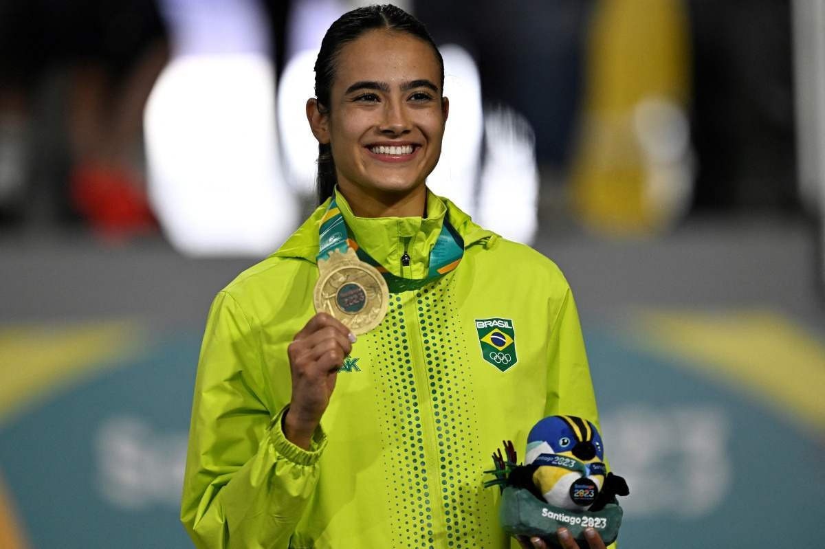 A brasileira Bárbara Hellen Rodrigues posa com sua medalha de ouro no pódio da prova de caratê feminino até 68kg dos Jogos Pan-Americanos Santiago 2023, no Centro Esportivo Contact do Estádio Parque Esportivo Nacional, em Santiago, no dia 5 de novembro de 2023.