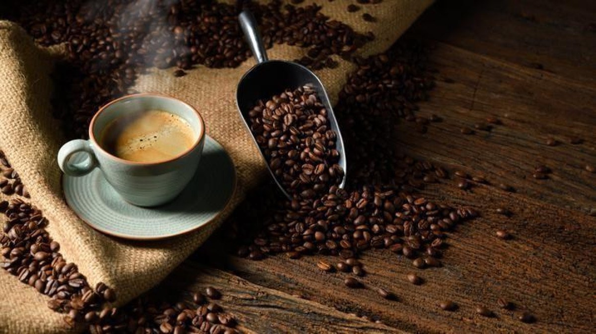 Como é feito o café descafeinado? A bebida é realmente livre de cafeína?