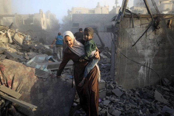 Moradores do campo de refugiados de al-Maghazi fogem pouco depois de bombardeios de Israel, no centro da Faixa de Gaza: rotina de medo - (crédito: Yasser Qudih/AFP) Moradores do campo de refugiados de al-Maghazi fogem pouco depois de bombardeios de Israel, no centro da Faixa de Gaza: rotina de medo - (crédito: Yasser Qudih/AFP)