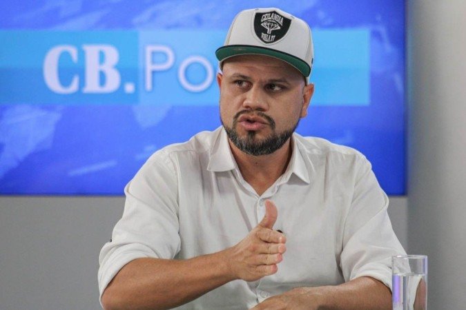  06/11/2023 Crédito: Kayo Magalhães/CB/D.A Press. Brasília. CB.Poder entrevista Max Maciel (PSOL),  presidente da Comissão de Transporte e Mobilidade Urbana (CTMU) da Câmara Legislativa. Na bancada: Ana Maria Campos e Arthur de Souza