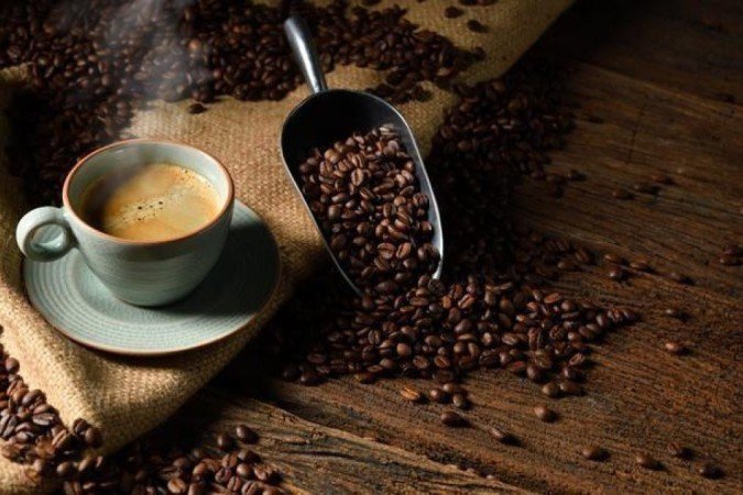 A cafeína é retirada dos grãos ainda verdes e não torrados de café. - (crédito: GETTY IMAGES) A cafeína é retirada dos grãos ainda verdes e não torrados de café. - (crédito: GETTY IMAGES)