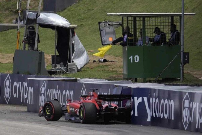 Charles Leclerc bate na volta de apresentação em Interlagos