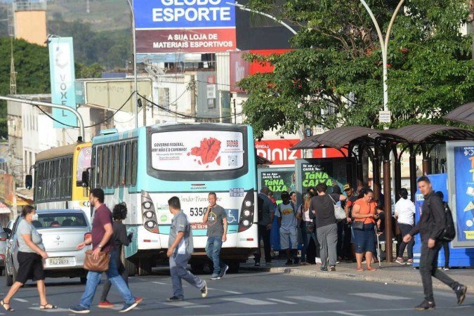 Ponto de ônibus movimentado em Taguatinga Centro durante greve dos rodoviários - (crédito: Minervino Júnior/CB/D.A.Press) Ponto de ônibus movimentado em Taguatinga Centro durante greve dos rodoviários - (crédito: Minervino Júnior/CB/D.A.Press)
