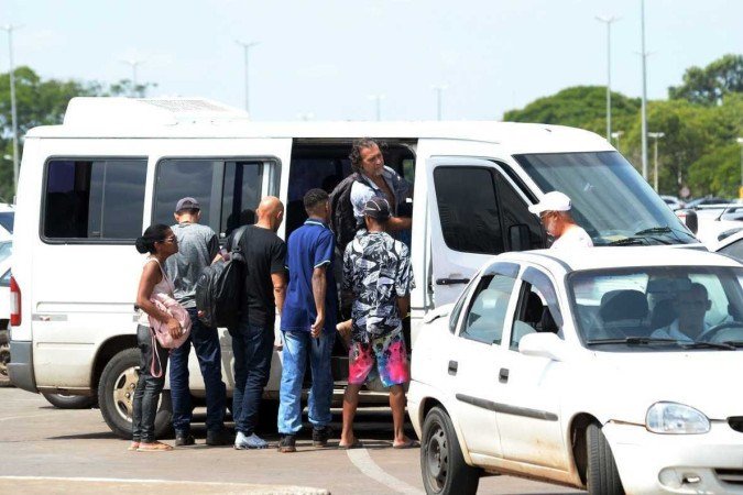 A população se arriscou no transporte pirata, que lucrou com a greve, cobrando, em algumas linhas valores acima da passagem normal