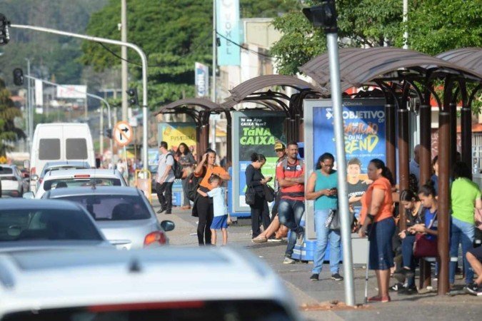 Moradores do DF pegam carona, metrô e transporte pirata para chegar ao trabalho durante greve dos rodoviários - (crédito: Mivervino Júnior/CB/D.A.Press) Moradores do DF pegam carona, metrô e transporte pirata para chegar ao trabalho durante greve dos rodoviários - (crédito: Mivervino Júnior/CB/D.A.Press)