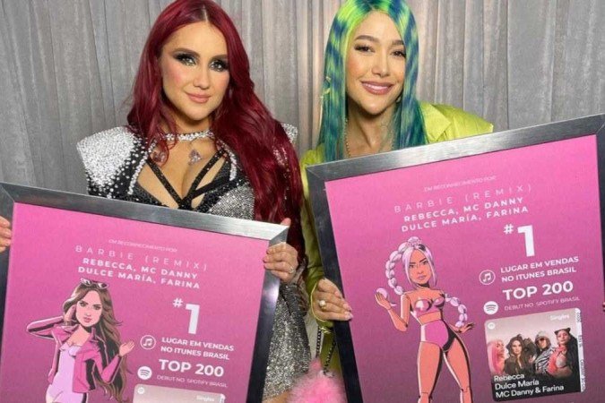 Dulce Maria e Farina com as placas nos bastidores da nova turnê do RBD, na Colômbia - (crédito: Divulgação) Dulce Maria e Farina com as placas nos bastidores da nova turnê do RBD, na Colômbia - (crédito: Divulgação)