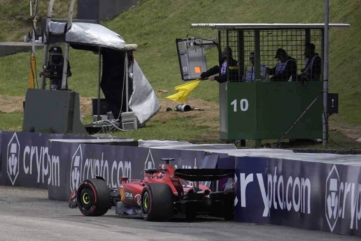 Charles Leclerc bate na volta de apresentação em Interlagos