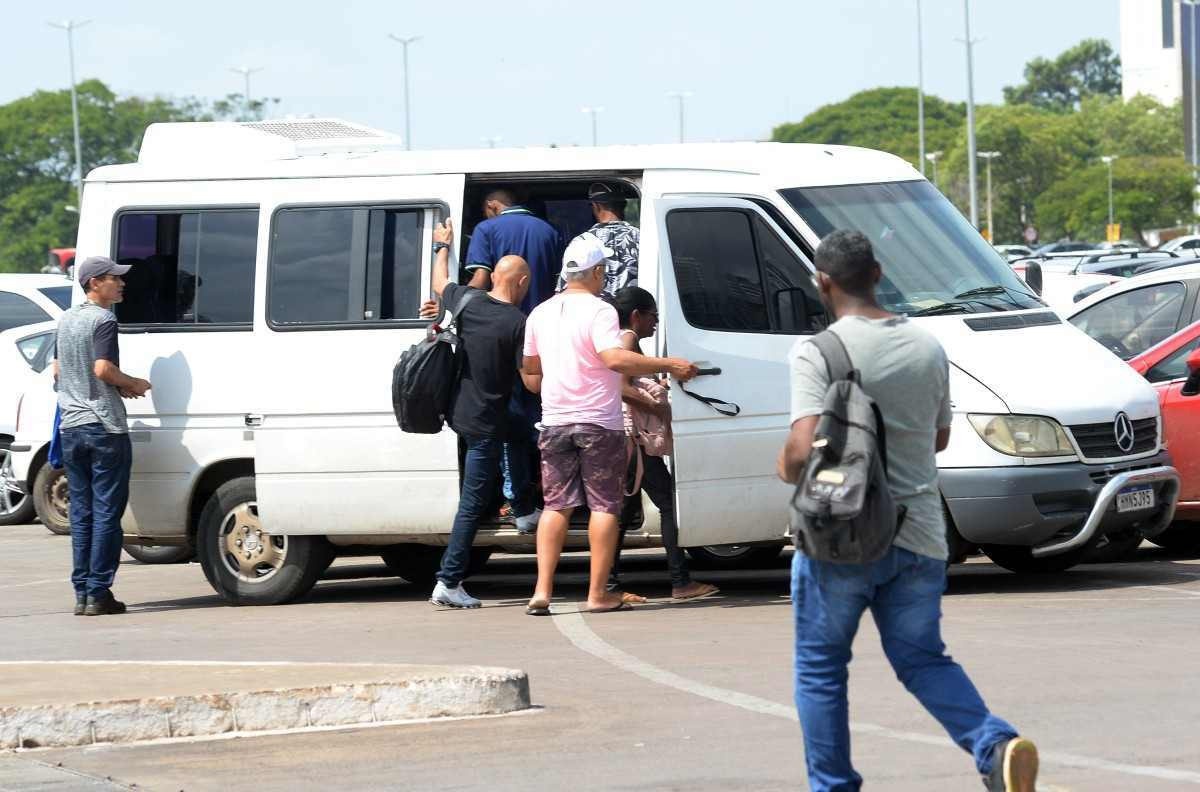  06/11/2023. Crédito: Minervino Júnior/CB/D.A Press. Brasil.  Brasilia - DF. Greve dos Rodoviários em Brasília. Rodoviária do Plano Piloto. Transporte Alternativo- pirata na plataforma superioir.