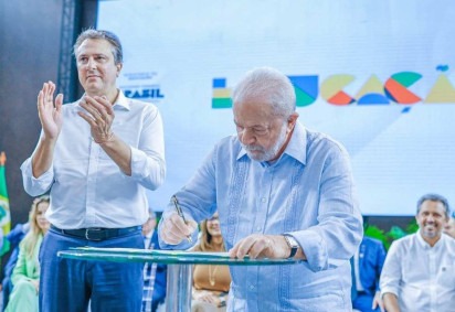 O presidente Lula ao lado do ministro Camilo Santana (Educação): mobilização para equacionar dívidas com o FIES. -  (crédito: Ricardo Stuckert / PR)