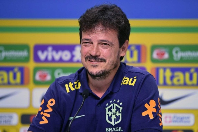 O técnico do Brasil, Fernando Diniz, oferece entrevista coletiva para anunciar a escalação oficial para as partidas sul-americanas de qualificação para a Copa do Mundo da FIFA de 2026 -  (crédito: Carl DE SOUZA/AFP)