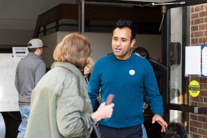 Vivek Ramaswamy, candidato presidencial republicano dos EUA, cumprimenta um apoiador após votar no dia da eleição em Columbus, Ohio, em 7 de novembro de 2023       -  (crédito: Megan JELINGER / AFP)