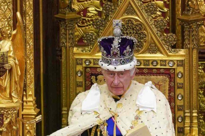 O rei Carlos III da Grã-Bretanha, vestindo a Coroa Imperial do Estado e o Manto do Estado, lê o discurso do Rei no Trono do Soberano na câmara da Câmara dos Lordes - (crédito: Arthur EDWARDS / POOL / AFP) O rei Carlos III da Grã-Bretanha, vestindo a Coroa Imperial do Estado e o Manto do Estado, lê o discurso do Rei no Trono do Soberano na câmara da Câmara dos Lordes - (crédito: Arthur EDWARDS / POOL / AFP)