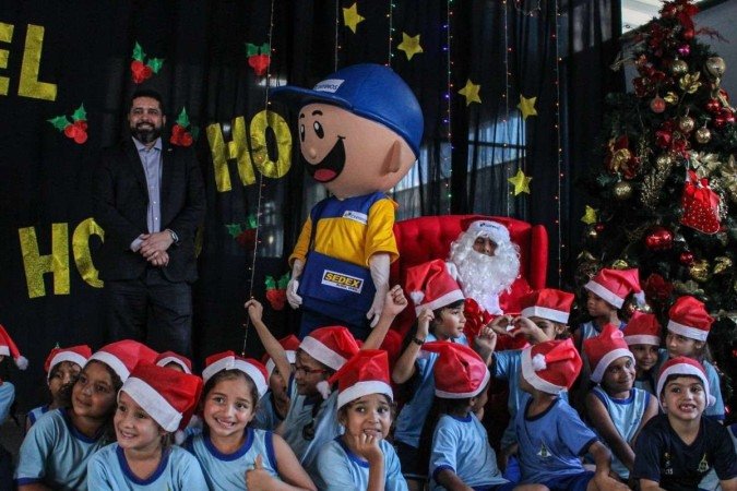 07/11/2023 Crédito: Kayo Magalhães/CB/D.A Press. Brasília. Cidades. Correios iniciam campanha de adoção de cartinhas de Natal na Escola Classe 215 de Santa Maria. Na foto o presidente dos Correios, Fabiano Silva dos Santos. - (crédito: Kayo Magalhães/CB/D.A Press) 07/11/2023 Crédito: Kayo Magalhães/CB/D.A Press. Brasília. Cidades. Correios iniciam campanha de adoção de cartinhas de Natal na Escola Classe 215 de Santa Maria. Na foto o presidente dos Correios, Fabiano Silva dos Santos. - (crédito: Kayo Magalhães/CB/D.A Press)