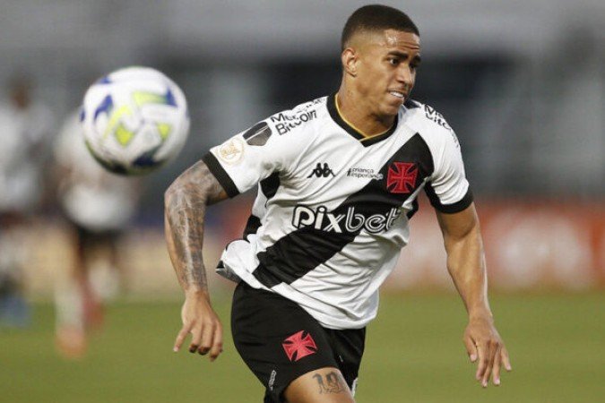 ERICK MARCUS - Construiu boas jogadas em velocidade pela esquerda. Em uma delas, fez bom cruzamento para Paulinho. No começo da segunda etapa, sentiu lesão na coxa esquerda e deixou o campo de marca, aos prantos. Nota 6,5 - Foto: Daniel Ramalho / Vasco