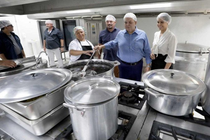 Governador Ibaneis Rocha inaugura restaurante comunitário em Arniqueira e assina ordem de serviço para construção de escola na cidade