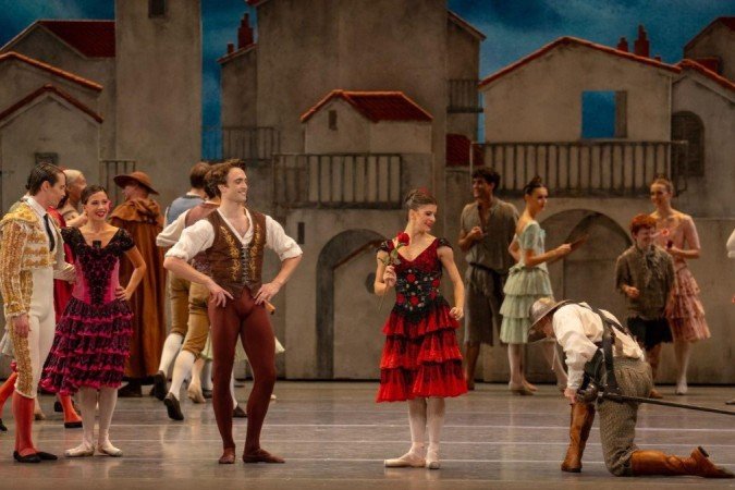 Letícia Dias, de vestido pink, Matthew Ball, e Mayara Magri (segurando a rosa) - (crédito: Royal Opera House) Letícia Dias, de vestido pink, Matthew Ball, e Mayara Magri (segurando a rosa) - (crédito: Royal Opera House)