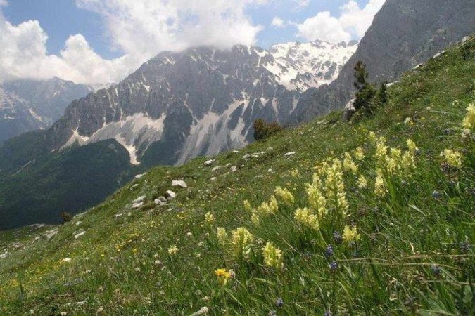 Alpes Albaneses, localizado na Albânia, foi descrito como uma Alpes Albaneses, localizado na Albânia, foi descrito como uma