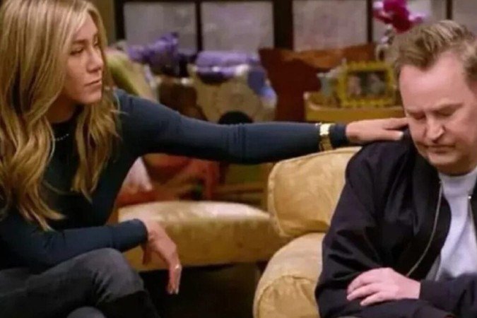Após a repentina morte de Matthew Perry, sua amiga Jennifer Aniston está devastada com a perda -  (crédito: Reprodução/ HBO Max Jennifer e Mathew)
