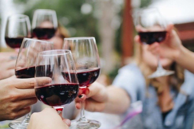 As primeiras estimativas na produção de vinho de 2023 cai 7% em relação ao ano anterior  -  (crédito: unsplash/ Kelsey Knight)