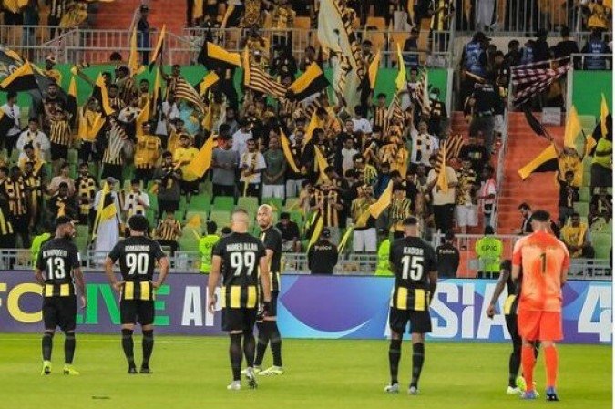 O Al-Ittihad disputa na condição de campeão da Saudi Pro League 2022/23, o agora popular Sauditão, que se tornou famoso pela contratação de astros do futebol mundial. - Foto: Divulgação/Al-Ittihad