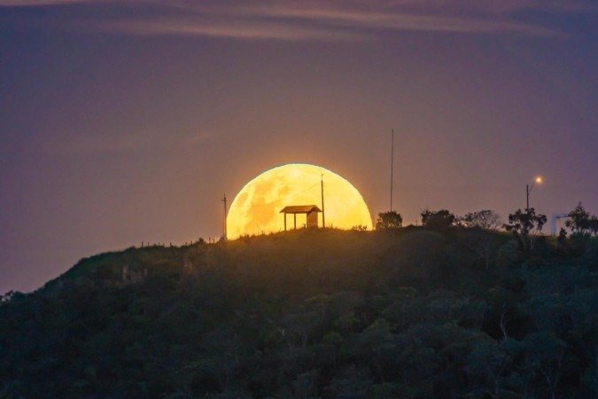 O vencedor do ano ado foi o fotógrafo Léo Caldas, que fez registros dos céus do DF. Uma das fotos mostra a lua cheia sobre o morro da capelinha - (crédito: Divulgação/Léo Caldas) O vencedor do ano ado foi o fotógrafo Léo Caldas, que fez registros dos céus do DF. Uma das fotos mostra a lua cheia sobre o morro da capelinha - (crédito: Divulgação/Léo Caldas)
