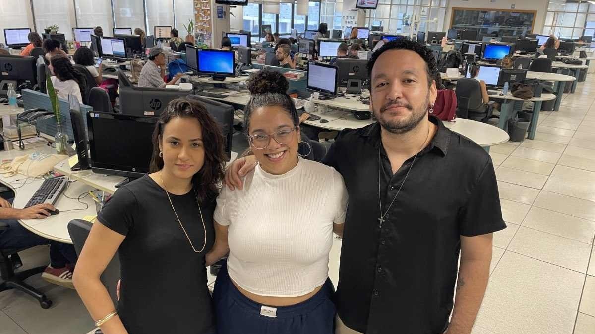 A série de reportagens 'Viagem cancelada: O preconceito que limita o ir e vir da comunidade', publicada pelo Correio Braziliense em julho de 2023, é vencedora do Prêmio CNT de Jornalismo, uma das principais premiações do país. Na imagem, os jornalistas Aline Brito, Pedro Grigori e Talita de Souza, responsáveis pelo trabalho.