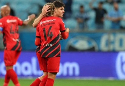 O Athletico recebeu o Fortaleza na Ligga Arena, nesta quarta-feira (8), pela 33ª rodada do Brasileirão, e empatou por 1 a 1. Confira como o Jogada10 analisou o empate do Furacão! - Foto: José Tramontin/Athletico -  (crédito: Foto: José Tramontin/Athletico) -O Athletico recebeu o Fortaleza na Ligga Arena, nesta quarta-feira (8), pela 33ª rodada do Brasileirão, e empatou por 1 a 1. Confira como o Jogada10 analisou o empate do Furacão! - Foto: José Tramontin/Athletico -  (crédito: Foto: José Tramontin/Athletico)