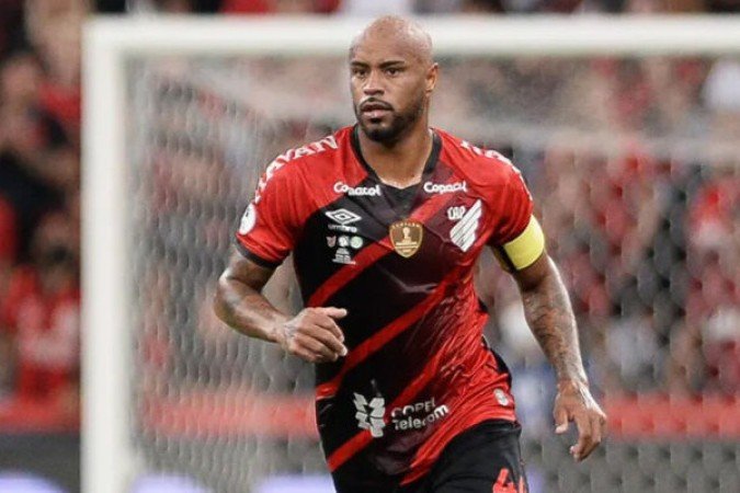 THIAGO HELENO - Na sobra, cortou o que pÃŽde nas jogadas pelo alto e se firmou como nome forte da defesa rubro-negra. NOTA: 6,0.