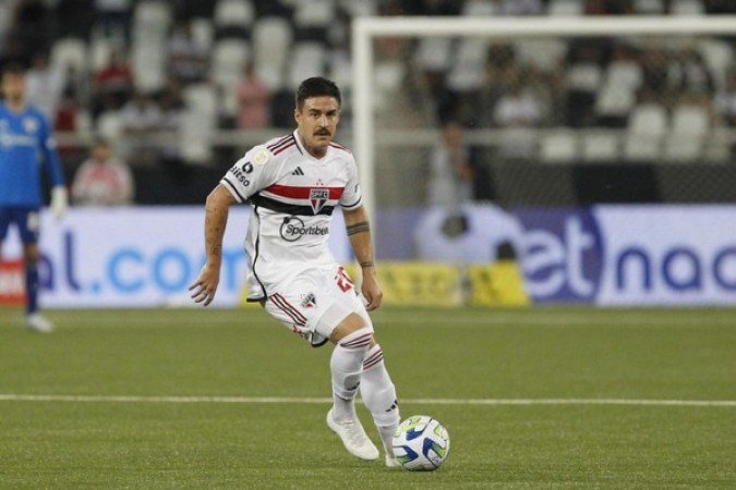 GABRIEL NEVES - Sua entrada foi para fechar um pouco mais o meio de campo. Não apareceu com grande destaque, mas fez com correção a sua função - NOTA 6,0 - Foto: Rubens Chiri / saopaulofc.net  