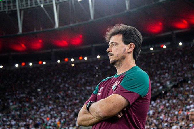 TÉC. FERNANDO DINIZ - Escalou uma equipe mista após o título da Libertadores. Ao ver seu time lento, espaçado e que pouco levou a bola ao ataque com perigo na primeira etapa, conseguiu melhorar o Tricolor com as entradas Martinelli, Keno e Ganso, além de recuar André para a zaga. O segundo tempo da equipe foi em um nível bem melhor do que o primeiro.  Nota 6,0 - Foto:  Marcelo Gonçalves / Fluminense