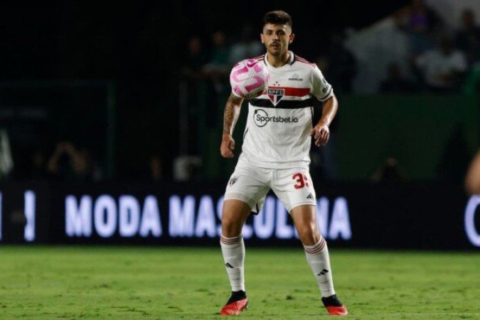 LUCAS BERALDO   - Levou a melhor na maioria dos lances aéreos e teve apenas um erro no 1º tempo, deixando Helinho em condições de finalização no lance mais perigoso do Bragantino na 1ª etapa - NOTA 6,5 -  Foto: Rubens Chiri / saopaulofc.net