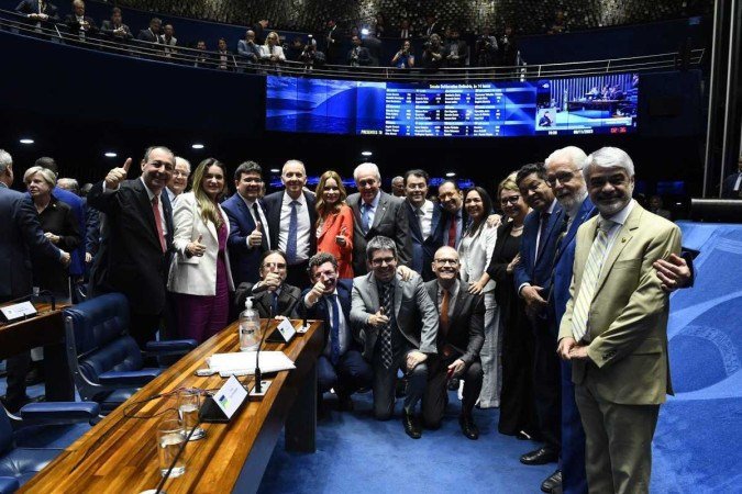 Senadores da base governista comemoram aprovação da PEC - (crédito: Roque de Sá/Agência Senado) Senadores da base governista comemoram aprovação da PEC - (crédito: Roque de Sá/Agência Senado)