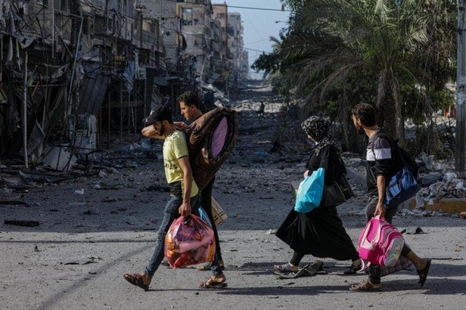 Pessoas deixam a Cidade de Gaza a pé - (crédito: EPA) Pessoas deixam a Cidade de Gaza a pé - (crédito: EPA)